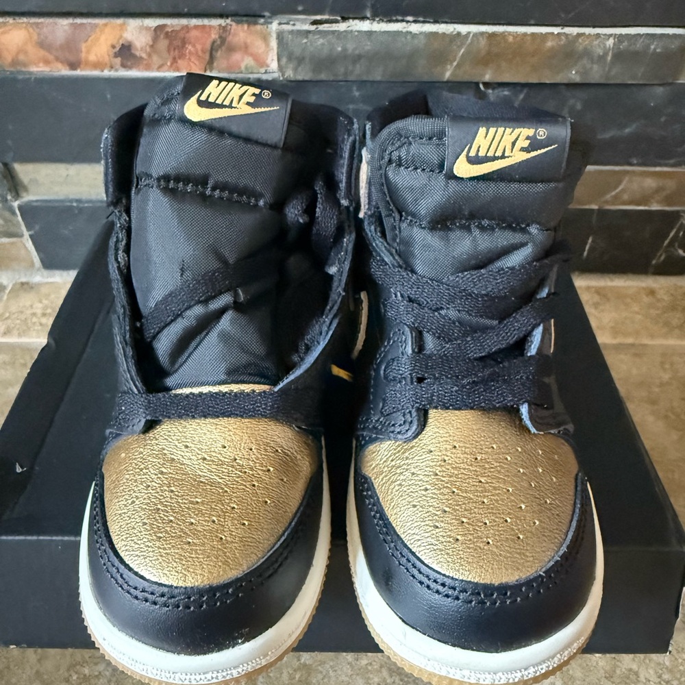 Jordan 1 Retro High OG Black Metallic Gold Size 8c FD1413 071 New FAST SHIPPING - Picture 4 of 7